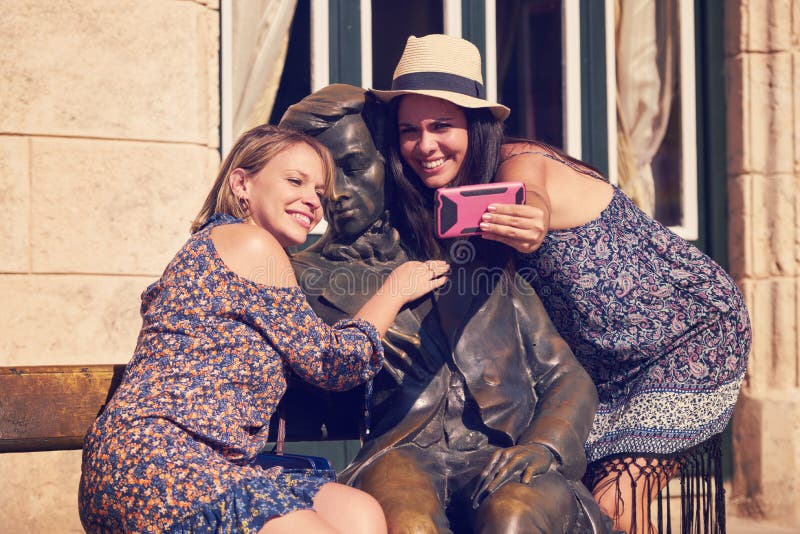 Filles de touristes prenant Selfie près de la statue dans Habana Cuba photo stock Filles de touristes prenant Selfie près de la statue dans Habana Cuba photo stock