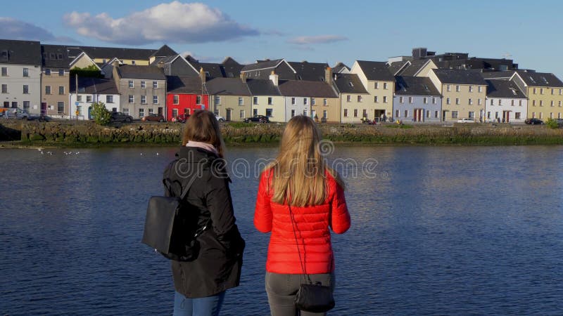 Filles en voyage de vacances dans la ville de Galway Irlande