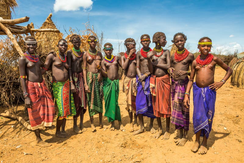 Filles Et Femmes De La Tribu Africaine Daasanach Dans Leur Villag Image Stock éditorial Image
