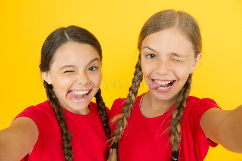 Filles folles selfie pour bloguer ?motions positives Filles de Selfie petites filles faisant le selfie au téléphone Avoir l'amuse photo libre de droits Filles folles selfie pour bloguer ?motions positives Filles de Selfie petites filles faisant le selfie au téléphone Avoir l'amuse photo libre de droits