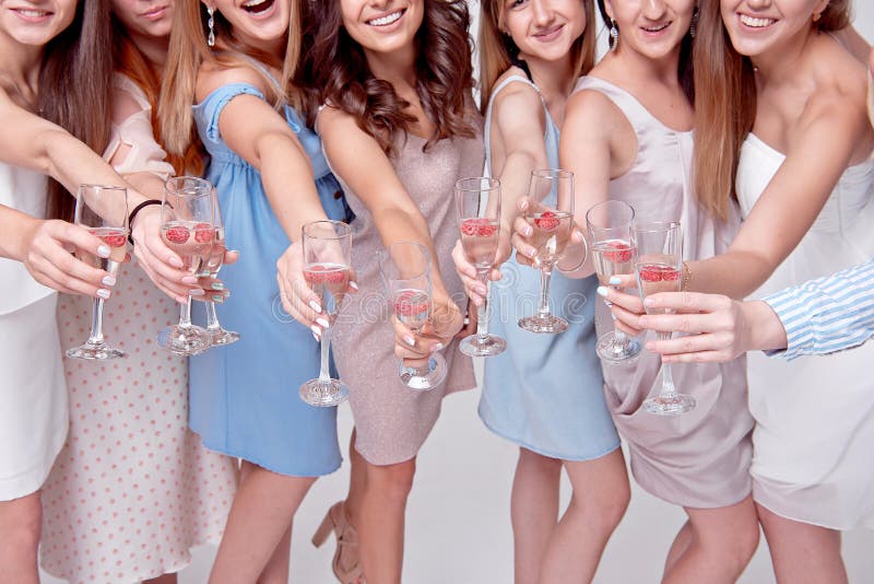 Filles heureuses ayant l'amusement buvant avec le champagne sur la partie Concept de la vie nocturne, partie de célibataire, poul images stock Filles heureuses ayant l'amusement buvant avec le champagne sur la partie Concept de la vie nocturne, partie de célibataire, poul images stock