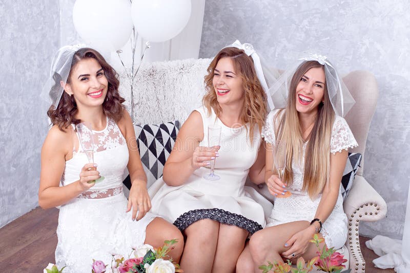 Filles heureuses ayant l'amusement, champagne potable, poule-partie images stock Filles heureuses ayant l'amusement, champagne potable, poule-partie images stock