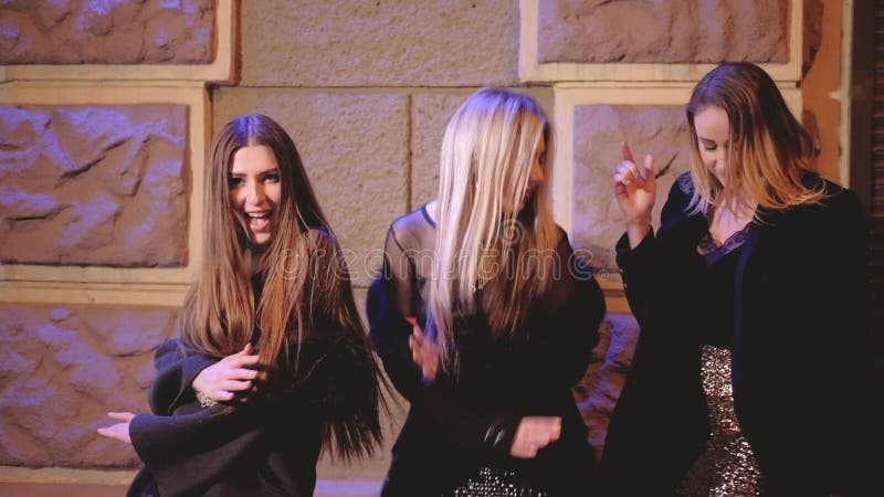Filles ivres de nuit de partie dansant la célébration de rue clips vidéos