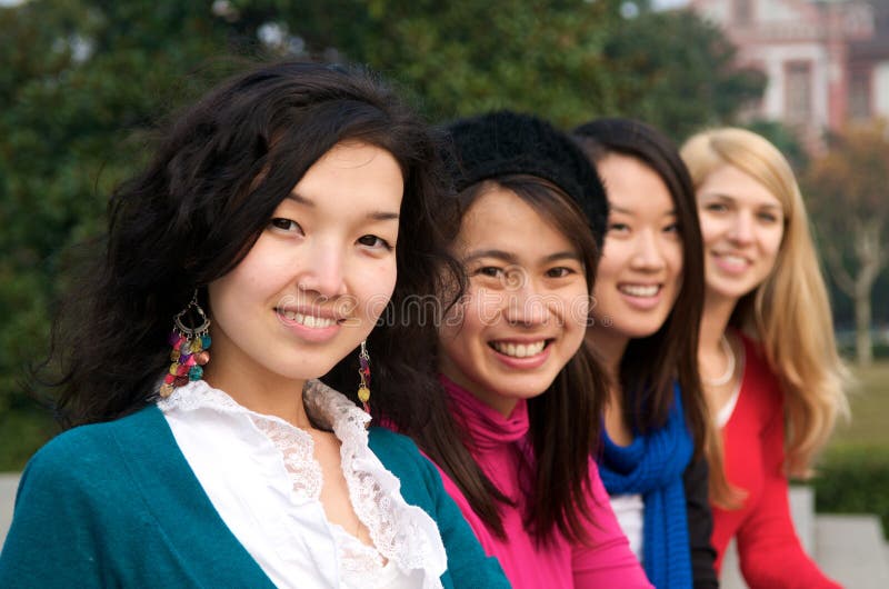 Filles multiculturelles dans l'université image stock Filles multiculturelles dans l'université image stock