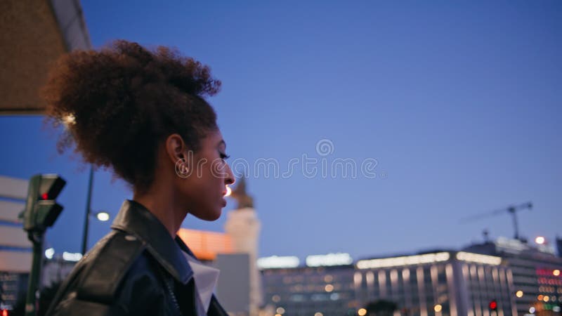 Fillette bouclée sms debout rue closeup. femme africaine clips vidéos