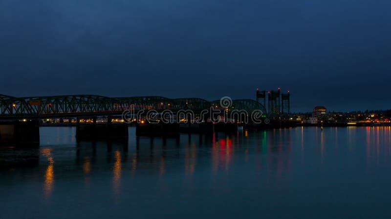 Film di lasso di tempo di traffico automatico sul ponte di incrocio da uno stato all'altro di 5 il fiume Columbia all'ora blu con