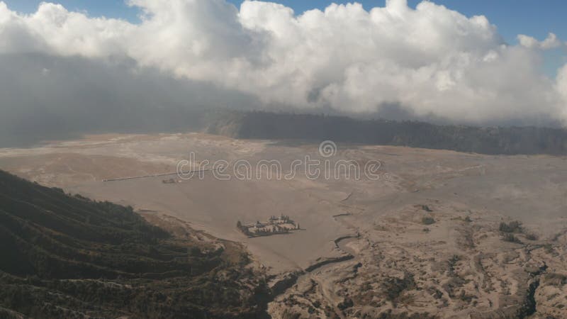 Film- geschossene Vogelperspektive hindischen Tempels Pura Luhur Potens nahe Berg Bromo-Vulkan in Osttimor lizenzfreie stockfotografie Film- geschossene Vogelperspektive hindischen Tempels Pura Luhur Potens nahe Berg Bromo-Vulkan in Osttimor lizenzfreie stockfotografie