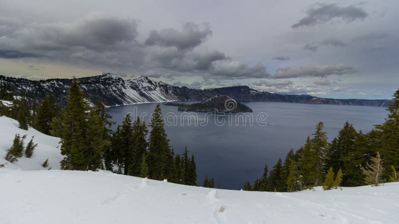 Film ultra alto di lasso di tempo di definizione 4k delle nuvole commoventi e della riflessione dell'acqua sopra il lago crater n