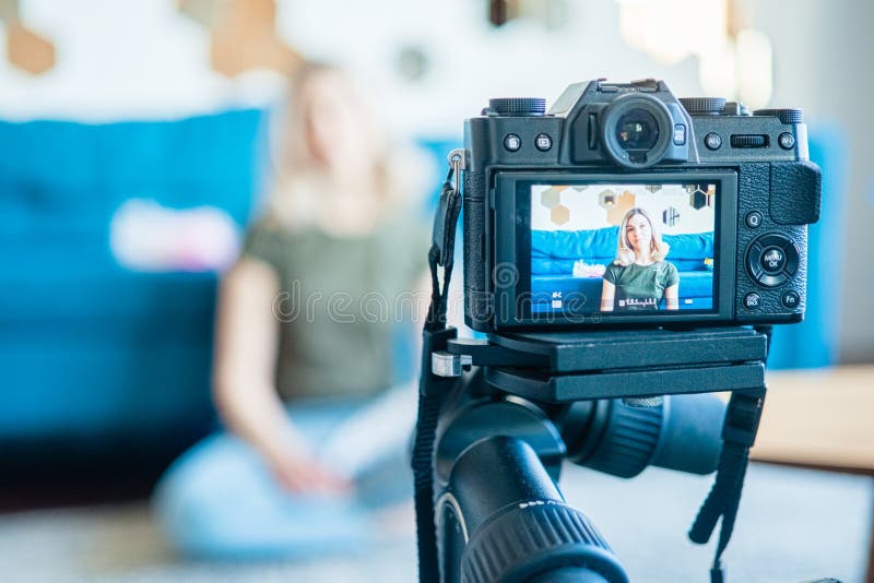 Filma videobloggar från unga kvinnor på kamera, bloggare influencer-yrkes idé royaltyfri fotografi