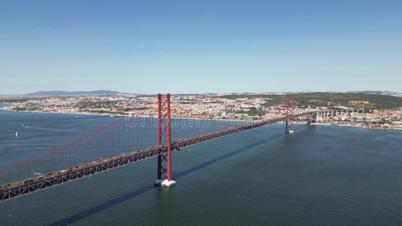 Filmación de drones del puente 25 de abril 25 de abril. un puente de suspensión en portugal almacen de metraje de vídeo