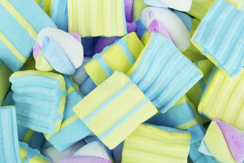Filmagem alimentar de marshmallow em fundo branco. Filmagem de marshmallow em branco