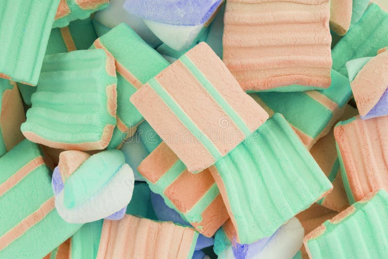 Filmagem alimentar de marshmallow em fundo branco imagens de stock