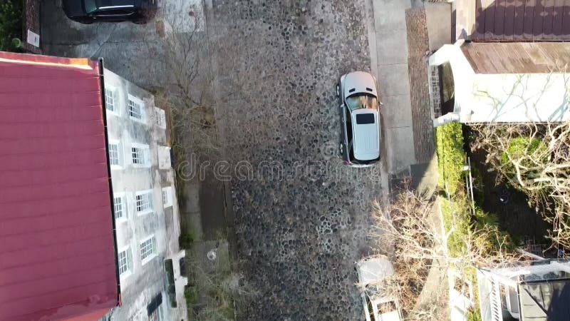 Filmagens aéreas de calcinadores de rua cobblestone em charleston na carolina do sul