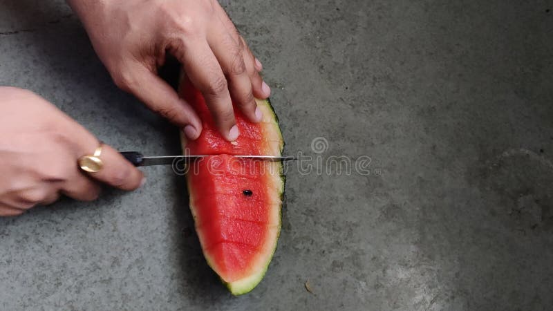 Filmagens de fatias vermelhas do corte de melancia