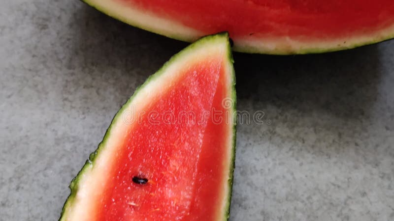 Filmagens de fatias vermelhas do corte de melancia