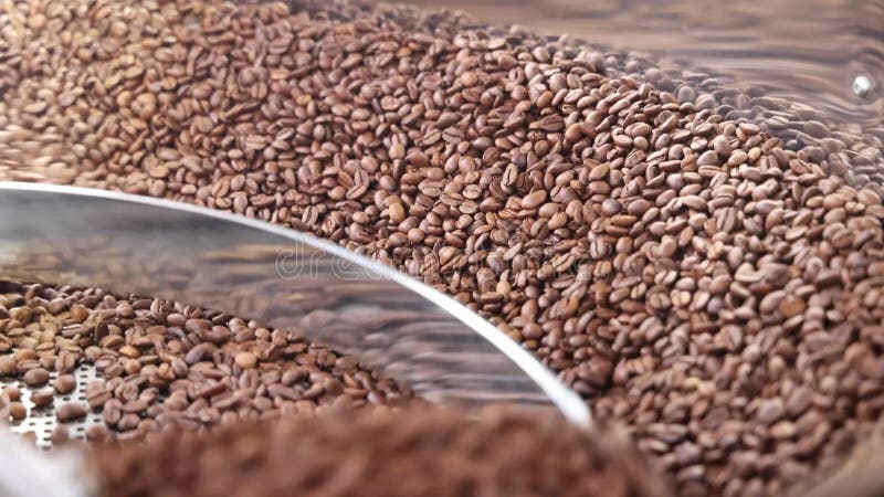 Filmer une machine torréfiant des grains de café au procédé clips vidéos