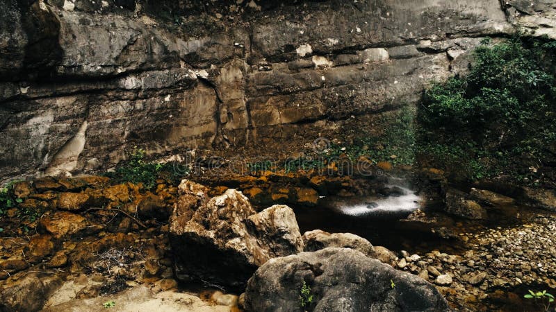 Filmisk flyg- surrbild av vattenfallet och en liten pöl djupt i rainforestdjungeln på den Amboro nationalparken, Bolivia royaltyfria bilder
