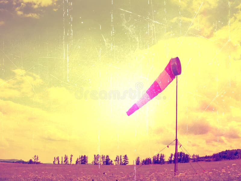 Filmkorn Heißer Tag des Sommers auf Sportflughafen mit verlassenem Windsock, Wind brennt durch und Windsock bewegt sich lizenzfreie stockfotografie Filmkorn Heißer Tag des Sommers auf Sportflughafen mit verlassenem Windsock, Wind brennt durch und Windsock bewegt sich lizenzfreie stockfotografie