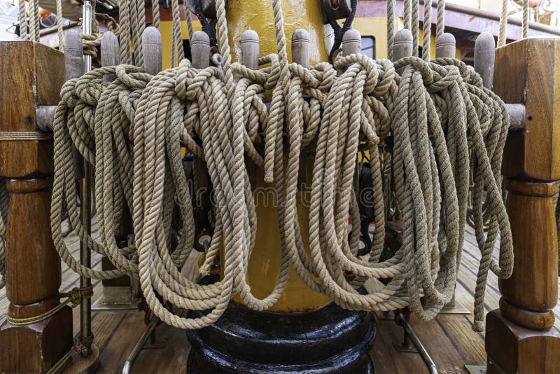 Fils Et Chaînes De Corde Sur Un Bateau De Pirates Image stock - Image