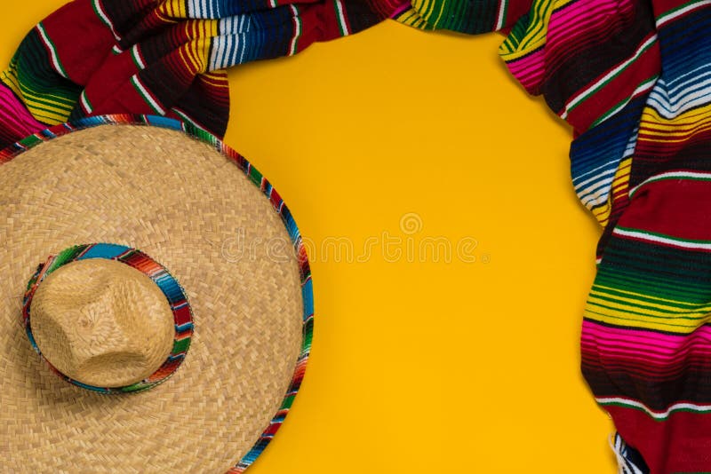 Filt för mexikan Sobrero och Serape på gul bakgrund med snuten arkivbilder Filt för mexikan Sobrero och Serape på gul bakgrund med snuten arkivbilder