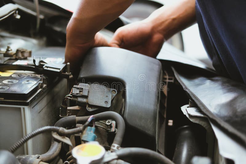 filter för mekanikerändringsluft för bil i bilreparationsservice automatisk reservdelundersökning i garage arkivbilder filter för mekanikerändringsluft för bil i bilreparationsservice automatisk reservdelundersökning i garage arkivbilder
