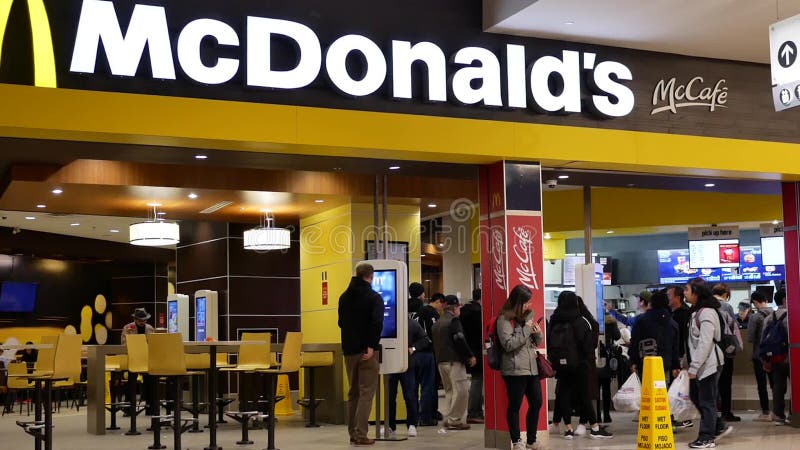 Filtri il colpo dell'allineamento della gente alimento d'ordinazione alla cassa di McDonalds