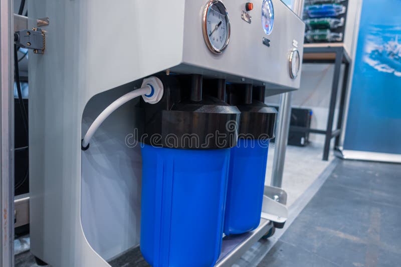 Filtro de limpeza na caixa de plástico azul fotografia de stock