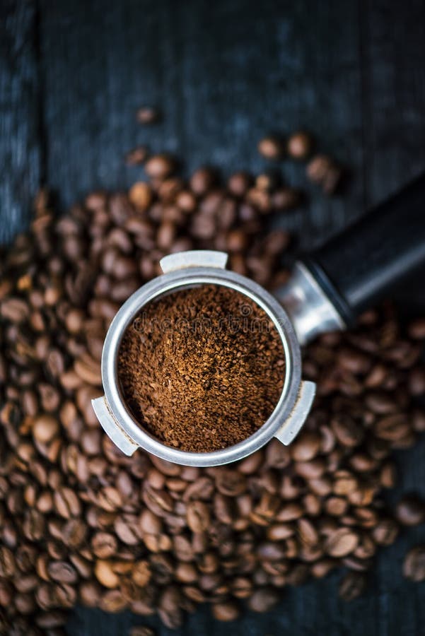 Filtro insondable con las habas de la rutina en una tabla negra de madera Granos de café asados Extracción del café del café expr foto de archivo libre de regalías Filtro insondable con las habas de la rutina en una tabla negra de madera Granos de café asados Extracción del café del café expr foto de archivo libre de regalías