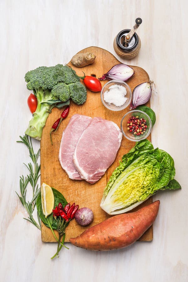 Filé för grisköttfransyska med variation av organiska grönsaker: sötpotatis, salladsidor, broccoli, lök, vitlök, tomater och ny s royaltyfria foton Filé för grisköttfransyska med variation av organiska grönsaker: sötpotatis, salladsidor, broccoli, lök, vitlök, tomater och ny s royaltyfria foton