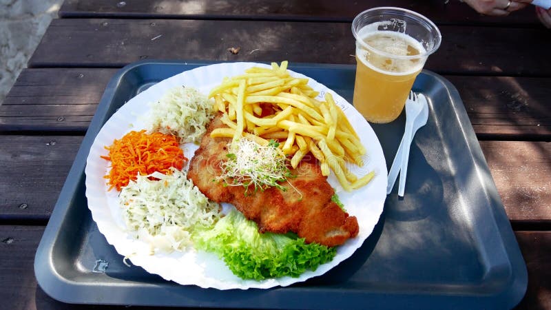 Filésallad, fransk pommes frites och en öl royaltyfri foto