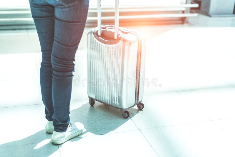 Fim acima da bagagem do trole da mulher e da mala de viagem no aeroporto Povos e conceito dos estilos de vida Tema do curso e da fotografia de stock Fim acima da bagagem do trole da mulher e da mala de viagem no aeroporto Povos e conceito dos estilos de vida Tema do curso e da fotografia de stock