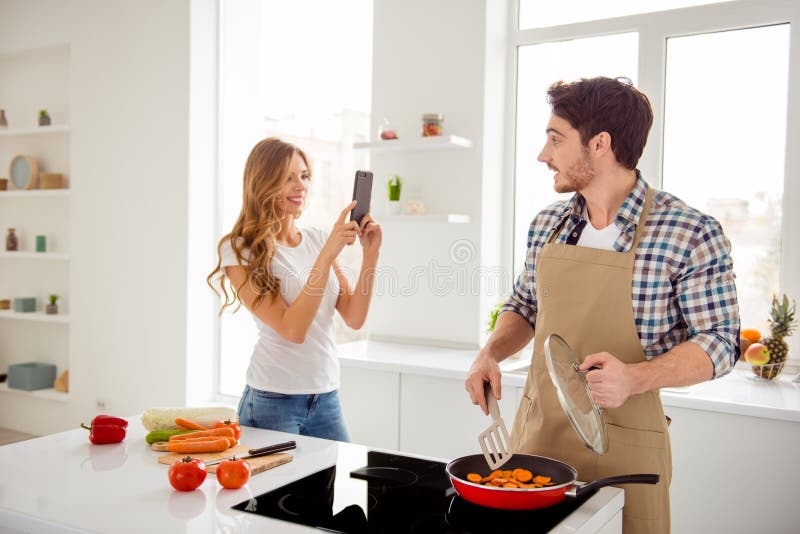 Fim acima de dois pessoas da foto bonitas ele ele seu macho ela seu das m?os romances do telefone da senhora blogger mestre da cl fotos de stock Fim acima de dois pessoas da foto bonitas ele ele seu macho ela seu das m?os romances do telefone da senhora blogger mestre da cl fotos de stock