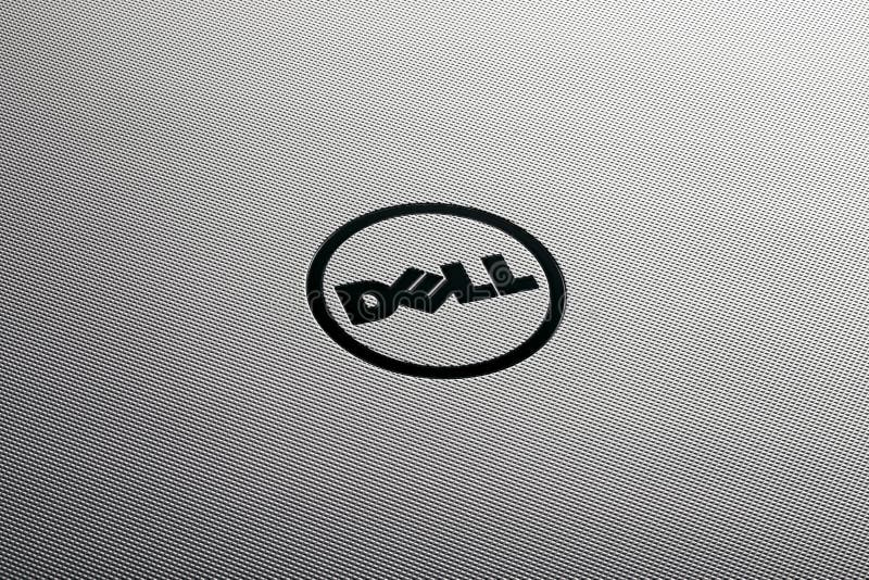 Fim acima do logotipo de Dell em superfície de metal textured fotografia de stock royalty free Fim acima do logotipo de Dell em superfície de metal textured fotografia de stock royalty free