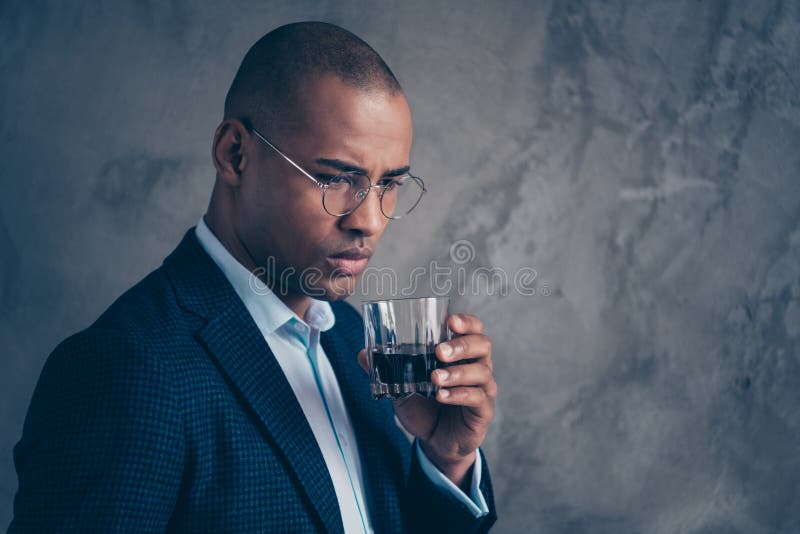 Fim acima do problema calvo luxuoso masculino rico moderno solene preocupado triste do problema do cabelo curto do chefe do caval foto de stock royalty free Fim acima do problema calvo luxuoso masculino rico moderno solene preocupado triste do problema do cabelo curto do chefe do caval foto de stock royalty free