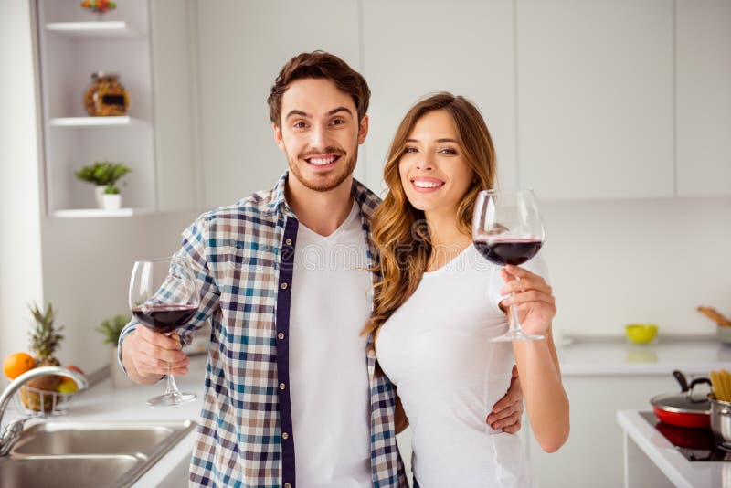 Fim acima dos pares da foto bonitos ele seu indiv?duo macho ela seu anivers?rio da senhora apenas casou o vinho tinto de ligament imagem de stock royalty free Fim acima dos pares da foto bonitos ele seu indiv?duo macho ela seu anivers?rio da senhora apenas casou o vinho tinto de ligament imagem de stock royalty free