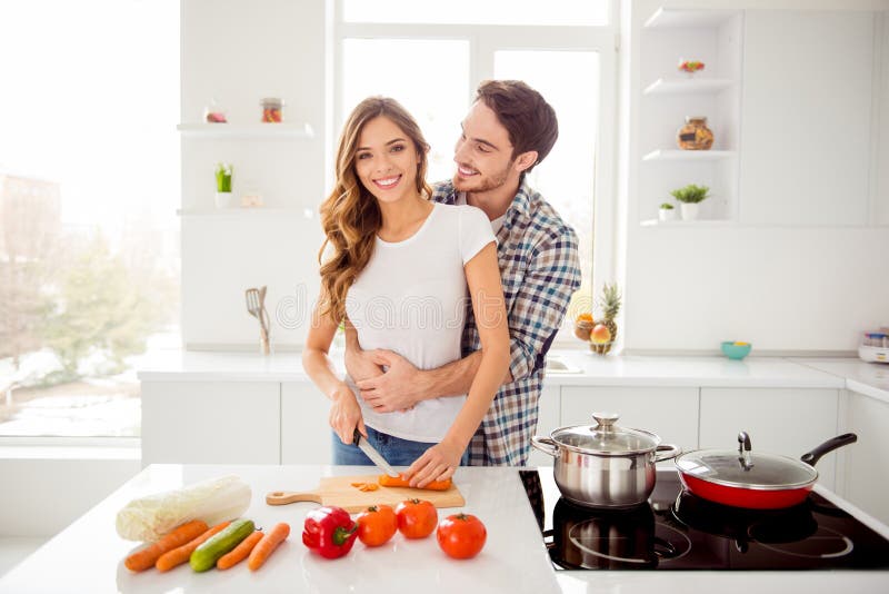 Fim acima dos pares da foto bonitos ele seu indiv?duo macho que confunde as m?os da cintura da posse ela sua senhora apenas casou imagem de stock royalty free Fim acima dos pares da foto bonitos ele seu indiv?duo macho que confunde as m?os da cintura da posse ela sua senhora apenas casou imagem de stock royalty free