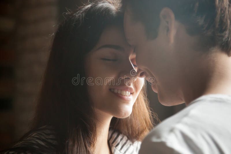 Fim acima dos pares românticos que têm o momento íntimo junto fotos de stock Fim acima dos pares românticos que têm o momento íntimo junto fotos de stock