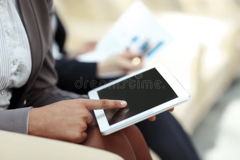 Fim acima a mulher de negócio pressiona a tela digital da tabuleta foto de stock Fim acima a mulher de negócio pressiona a tela digital da tabuleta foto de stock
