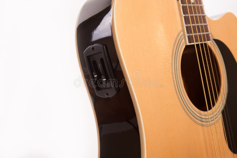 Fim amarelo acústico bonde da guitarra acima no branco fotografia de stock Fim amarelo acústico bonde da guitarra acima no branco fotografia de stock