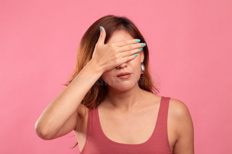 Fim asi?tico novo da mulher seus olhos com m?o imagem de stock Fim asi?tico novo da mulher seus olhos com m?o imagem de stock