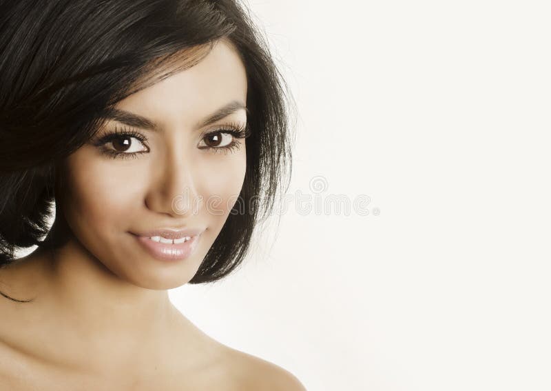 Fim bonito da jovem mulher acima do seu sorriso da cara imagem de stock royalty free Fim bonito da jovem mulher acima do seu sorriso da cara imagem de stock royalty free