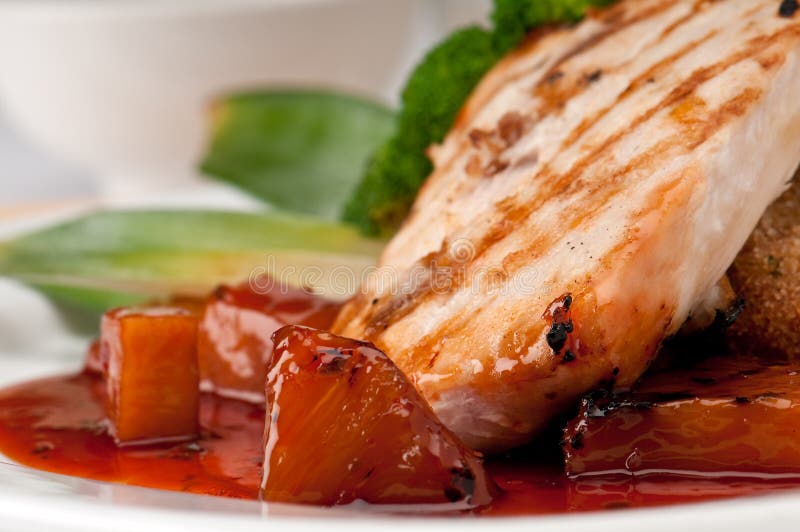 MahiMahi Na Prancha De Madeira Foto de Stock Imagem de cozinhado