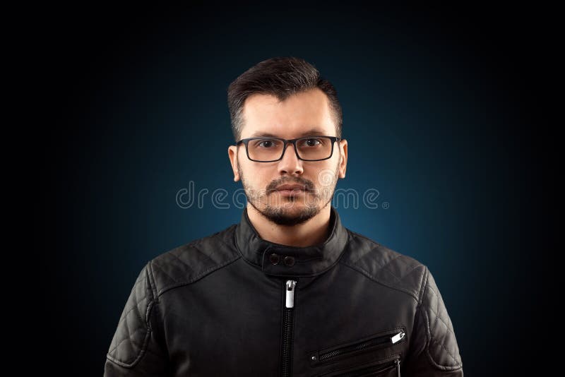 Fim do homem novo acima do retrato, no fundo preto imagem de stock Fim do homem novo acima do retrato, no fundo preto imagem de stock