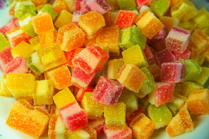 Fim doce da geleia colorida acima, fruto quadrado do sabor dos doces da geleia da forma imagens de stock Fim doce da geleia colorida acima, fruto quadrado do sabor dos doces da geleia da forma imagens de stock