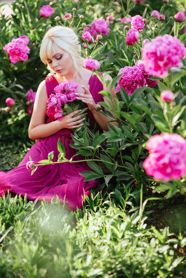 Fim exterior acima do retrato da jovem mulher bonita no jardim de floresc?ncia Conceito f?mea da forma da mola imagem de stock Fim exterior acima do retrato da jovem mulher bonita no jardim de floresc?ncia Conceito f?mea da forma da mola imagem de stock