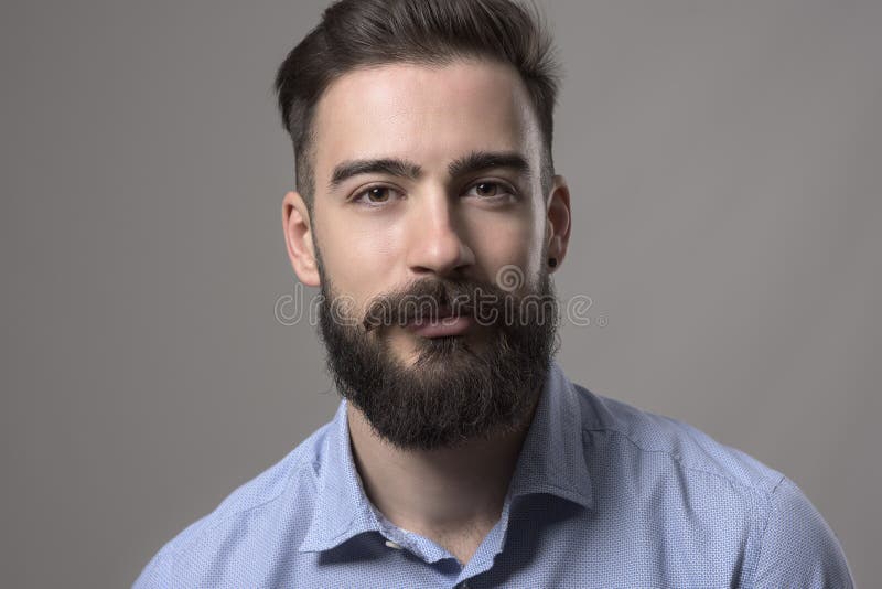 Fim horizontal acima do retrato do homem de negócio à moda farpado novo na camisa azul que olha a câmera imagens de stock Fim horizontal acima do retrato do homem de negócio à moda farpado novo na camisa azul que olha a câmera imagens de stock