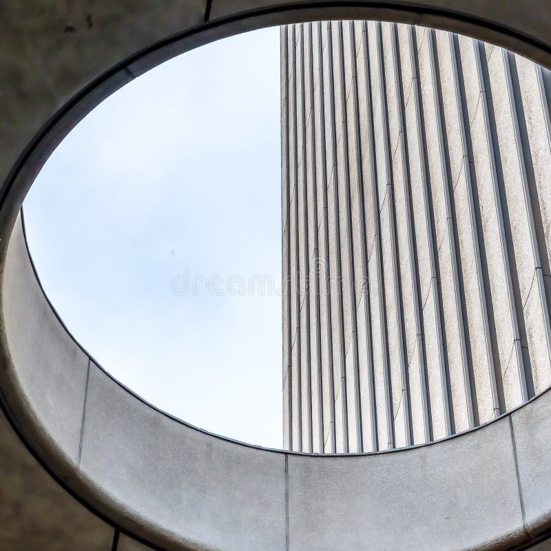 Fin carrée vers le haut de vue de l'intérieur de la lucarne ronde d'un bâtiment photographie stock Fin carrée vers le haut de vue de l'intérieur de la lucarne ronde d'un bâtiment photographie stock