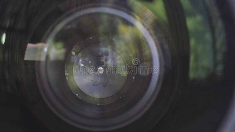 Fin d'ouverture d'objectif de caméra. Action. Dehors la vue d'un lense professionnel de caméra avec l'ouverture a fermé des pales.