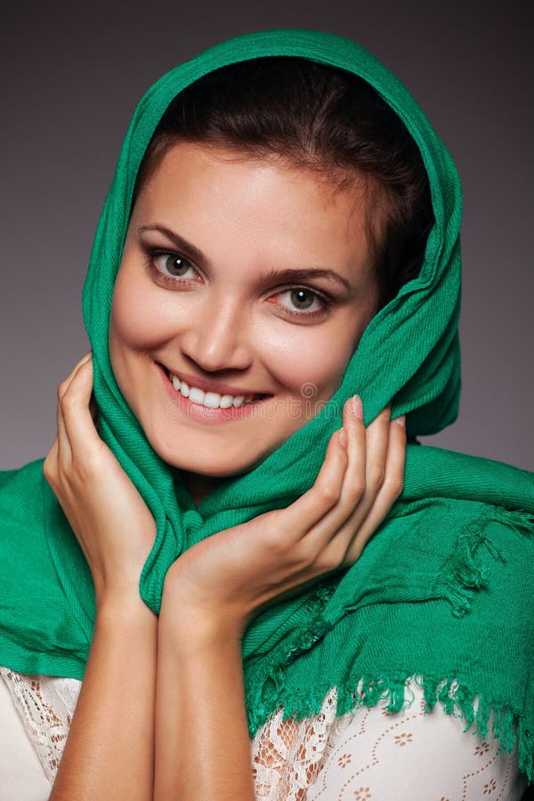 Fin de châle de femme vers le haut de portrait de visage. image libre de droits Fin de châle de femme vers le haut de portrait de visage. image libre de droits