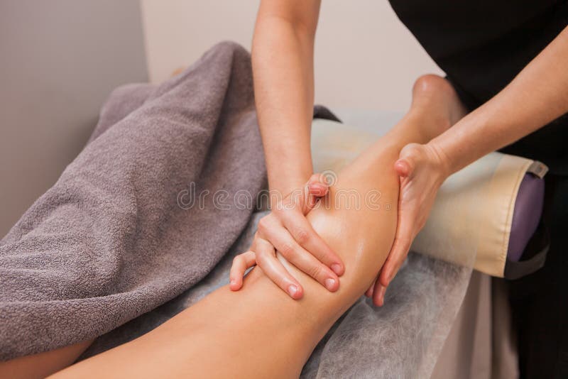 Fin de jeune femme de massage d'Anticellulite photographie stock Fin de jeune femme de massage d'Anticellulite photographie stock